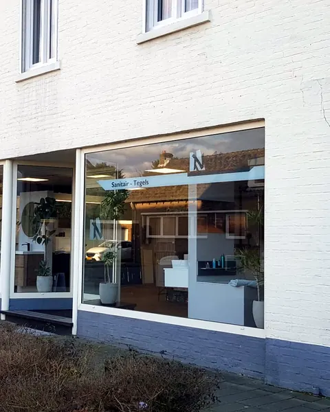 Gevel van de showroom aan de Smeetsstraat in Stein met etalage voor sanitair en tegels
