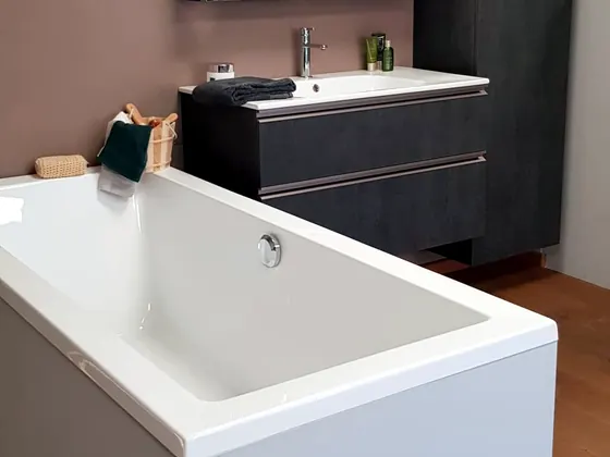 Opstelling met ligbad, badmeubel en spiegelkast in de showroom